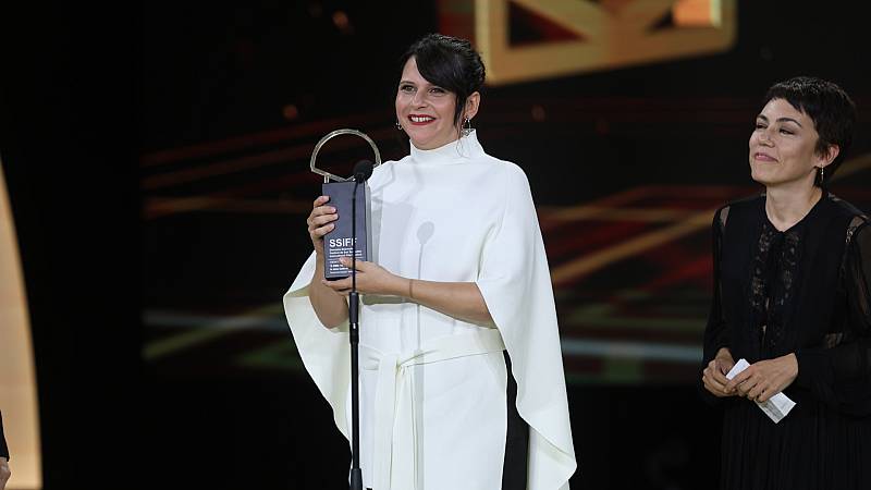 La directora de O Corno Jaione Camborda con la Concha de Oro del SSIFF